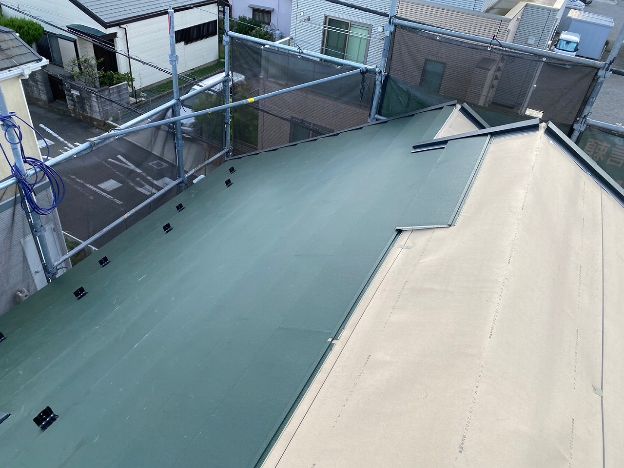 スレート屋根から横暖ルーフを使った屋根カバー工事を行いました！川口市屋根カバー工事　横暖ルーフαｓ　ニチハ　センタールーフ　スレートボロボロ　ガルバリウム鋼板　